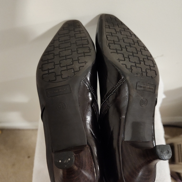 Women's Etienne Aigner brown ankle boots w/ side zippers and heels, 9.5M - Picture 2 of 8